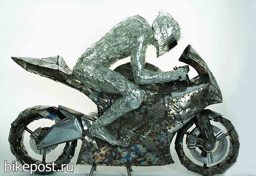 Никола Николов создал стеклянную скульптуру гонщика