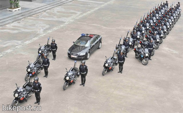 Полицейские Китая на мотоциклах Aprilia Mana 850