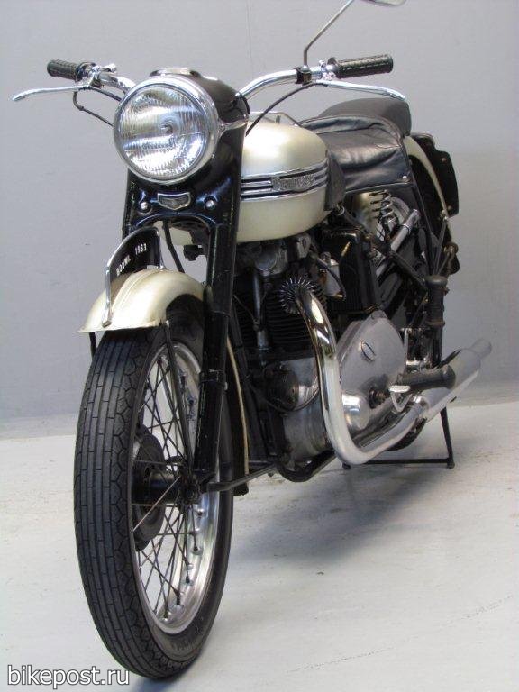 Ретро мотоцикл Triumph Thunderbird 650 1953
