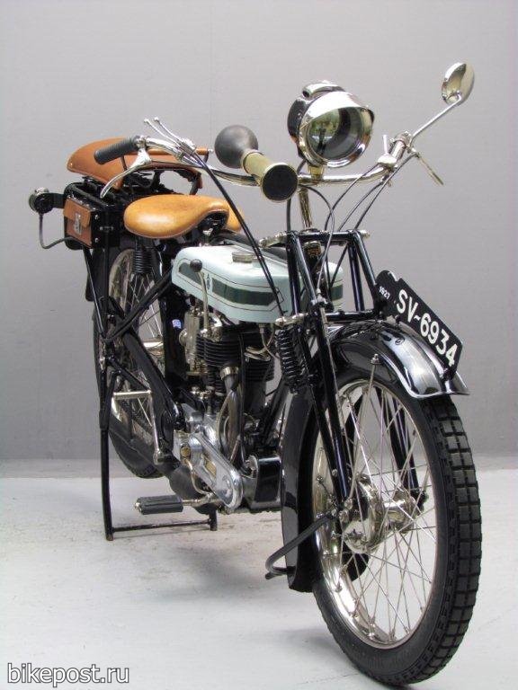 Старинный мотоцикл Triumph SD 1927