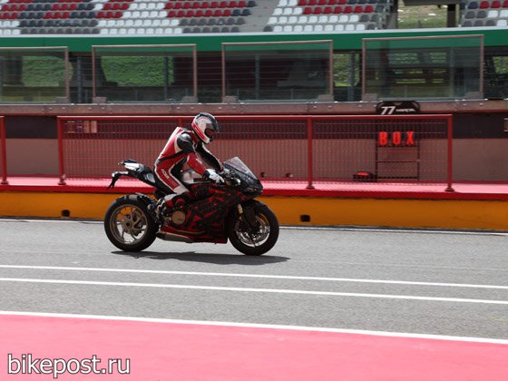 Несколько фотографий супербайка Ducati 1199 (2012)