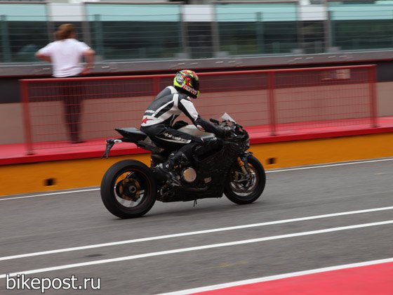 Несколько фотографий супербайка Ducati 1199 (2012)