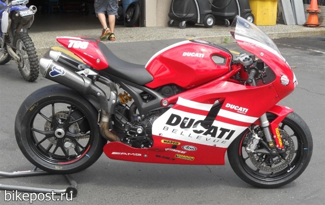 Спортбайк Ducati Monster Desmosedici