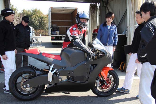 Гоночный электроцикл Honda Mugen Shinden (фото с тестов)