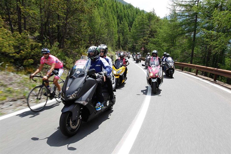 Пробег владельцев  Yamaha TMAX на велогонках Джиро д&#39;Италия