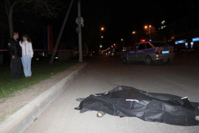 Байкер сбил двух пешеходов в Пскове