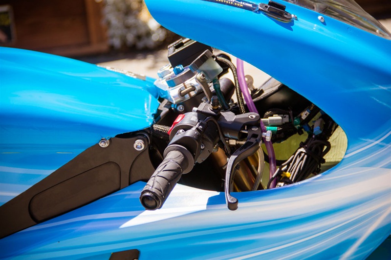 Гоночный электроцикл Lightning Barracuda 2012